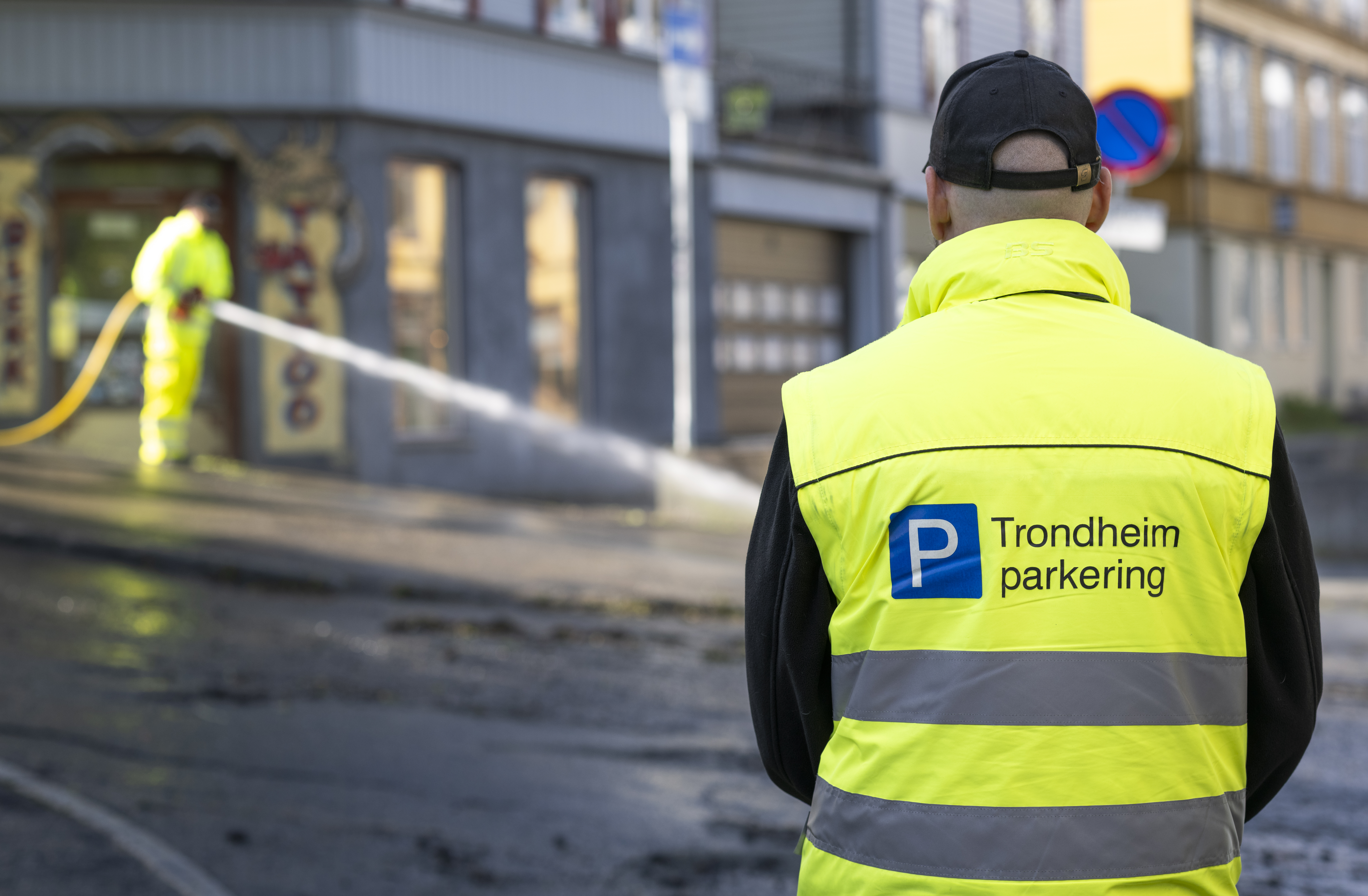 Trafikkbetjent ser på spyling av gate