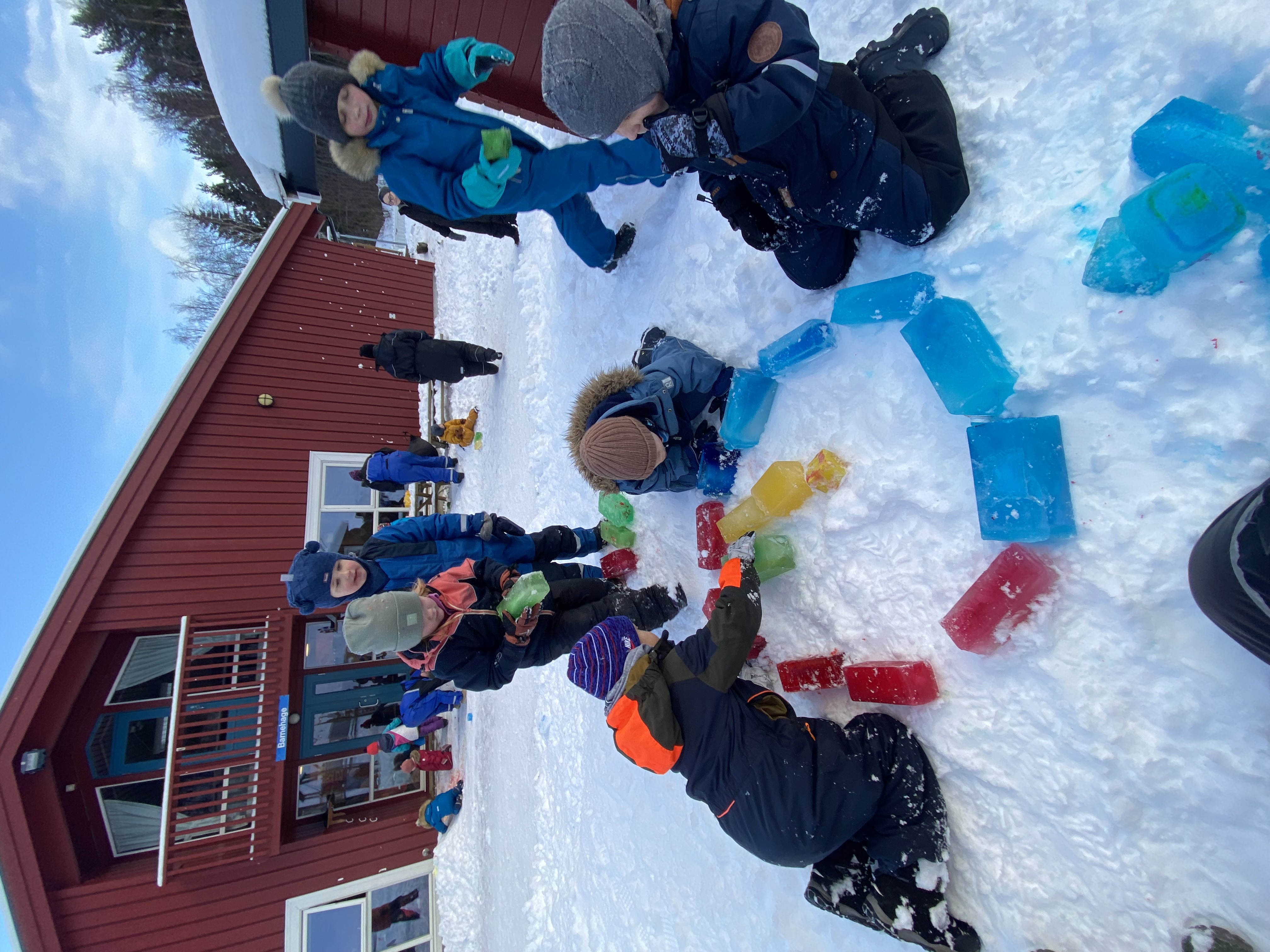 Samefolkets flagg laget av fargede isblokker