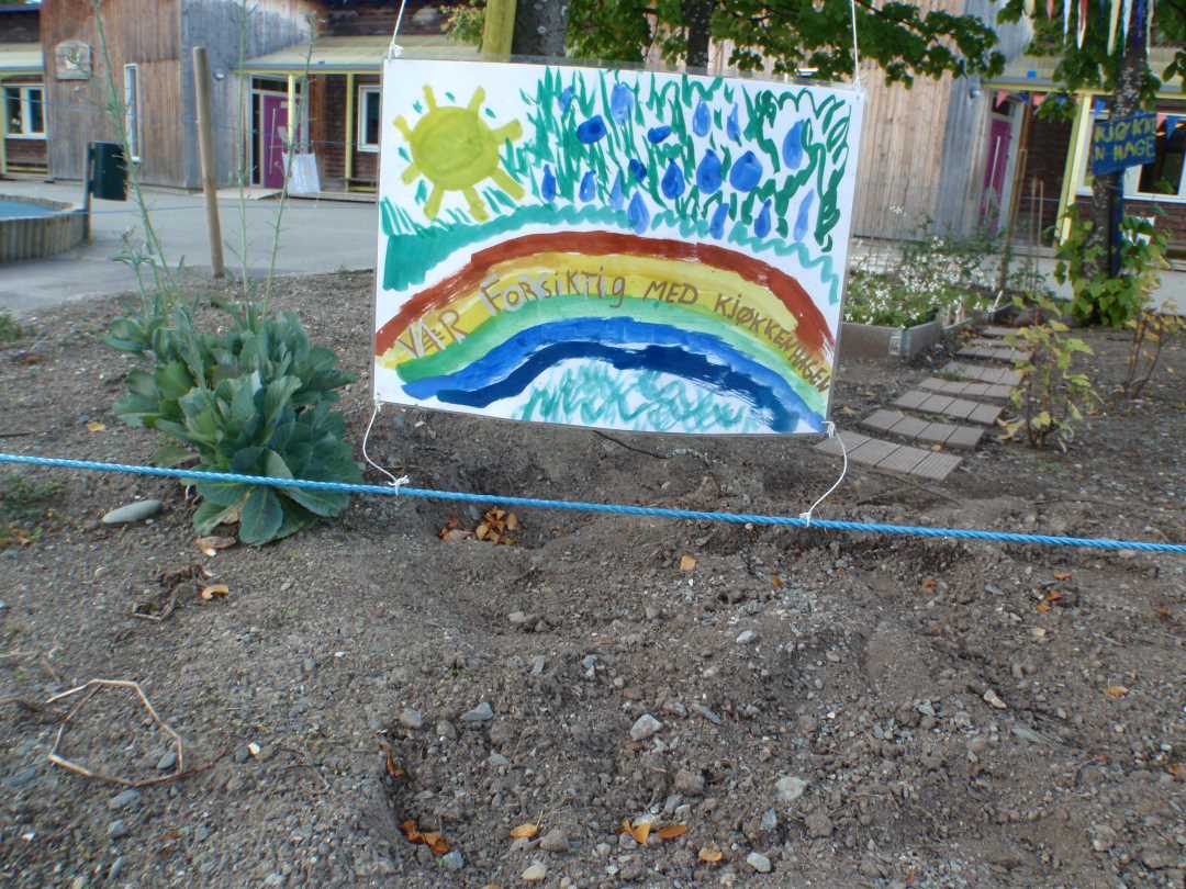 Malt skilt med teksten v&aelig;r forsiktig med kj&oslash;kkenhagen