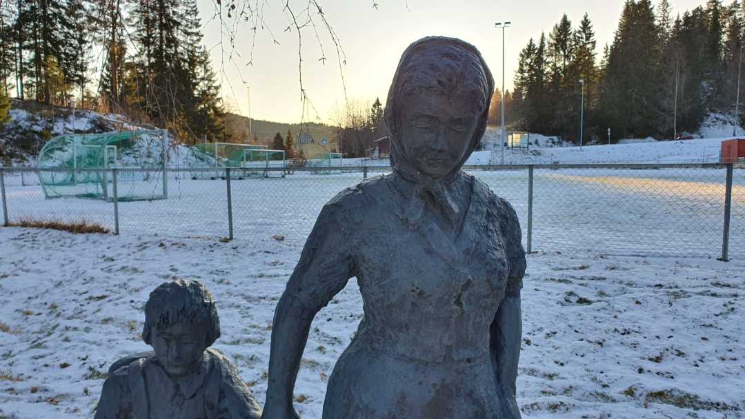 Statue p&aring; utsiden av Solbakken