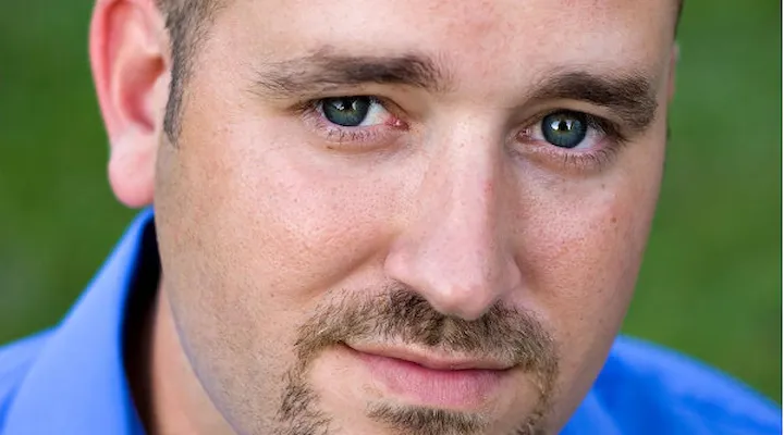 Bilde av ansiktet til mann med spørrende blikk.