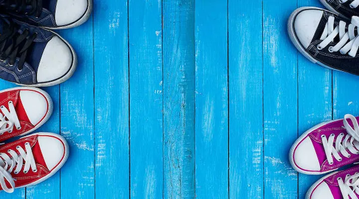 Bilde av fire par tøysko sett ovenifra.