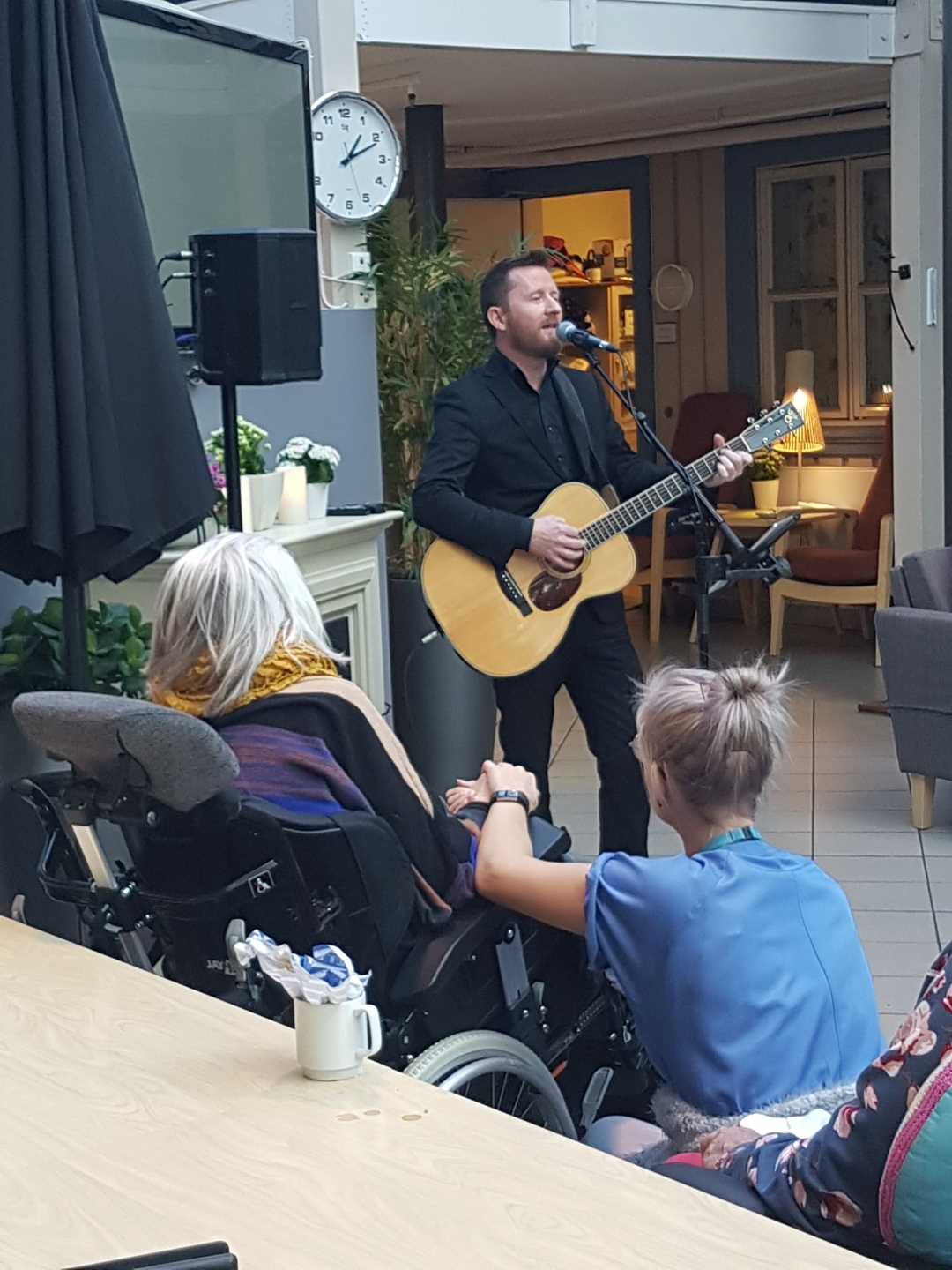 Kenneth Vilstrand spiller gitar