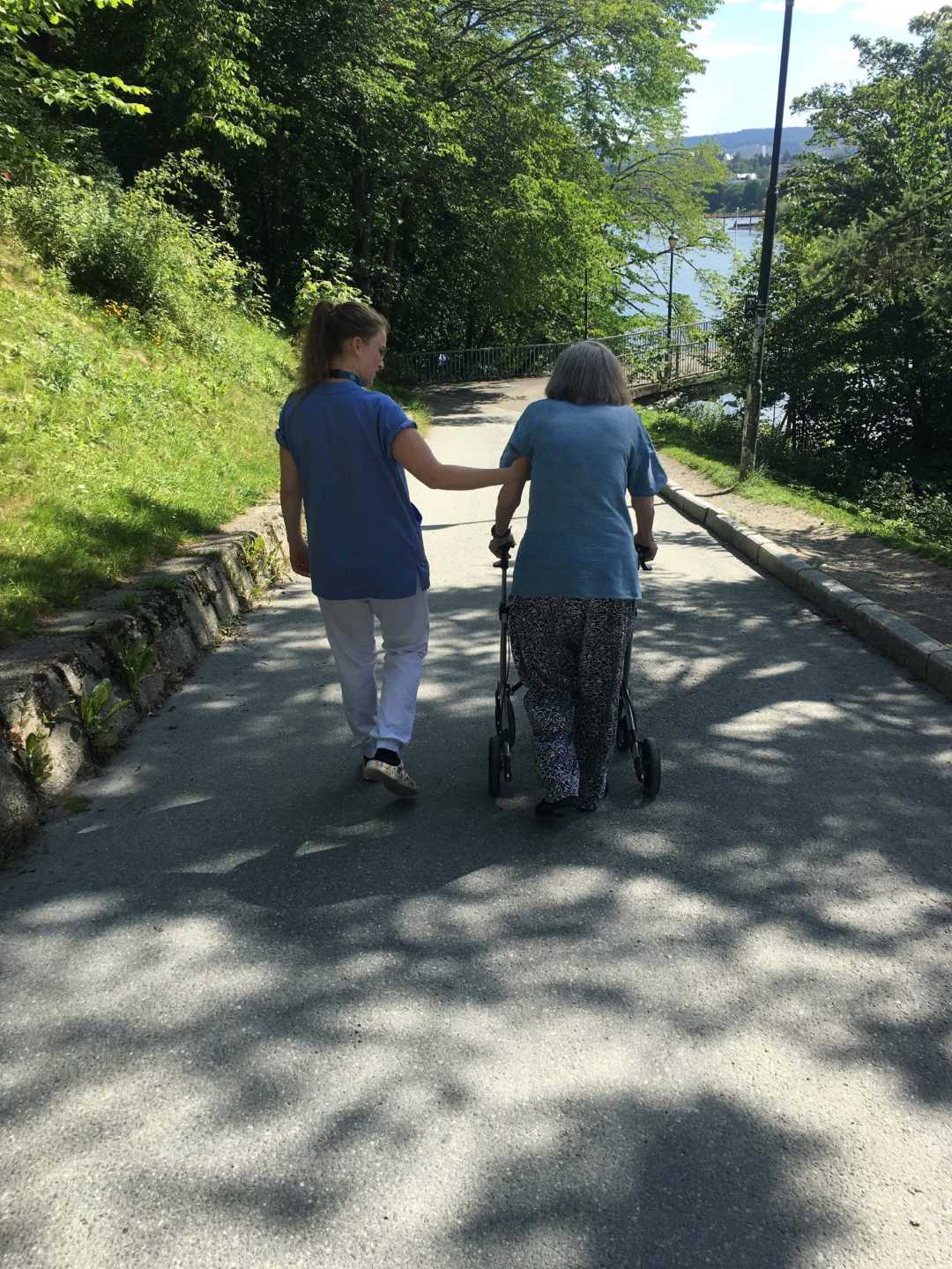 Bruker er ute &aring; spaserer