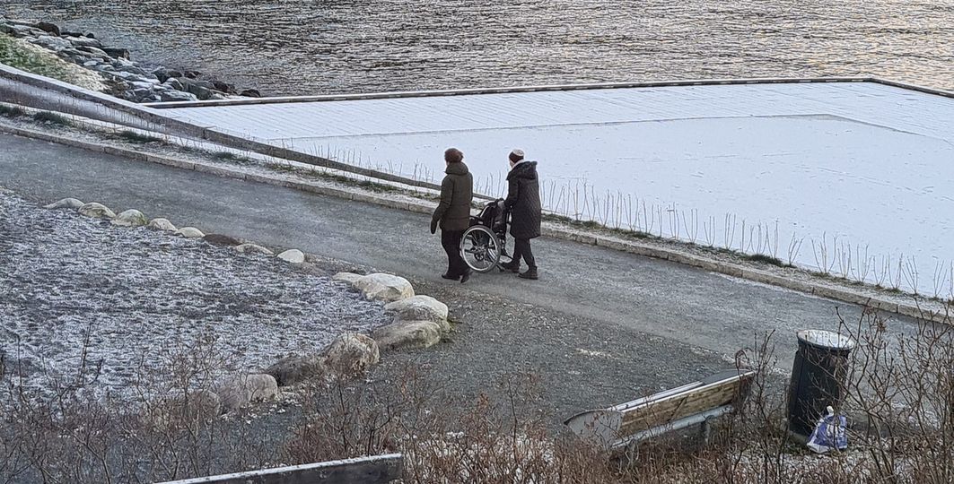 Person som trilles i rullestol