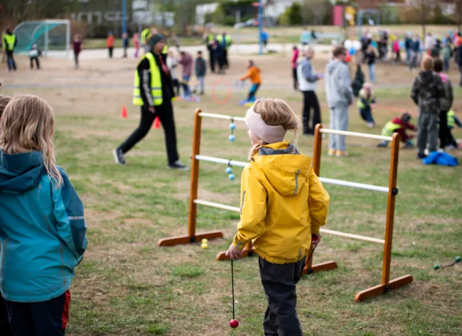 Barn som leker på en idrettsbane