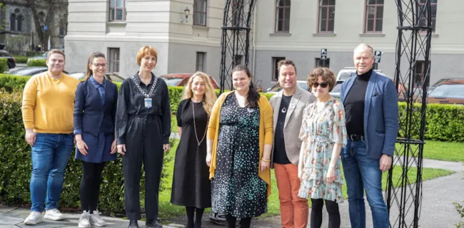 Foto av prisvinnere og komité i rådhusparken