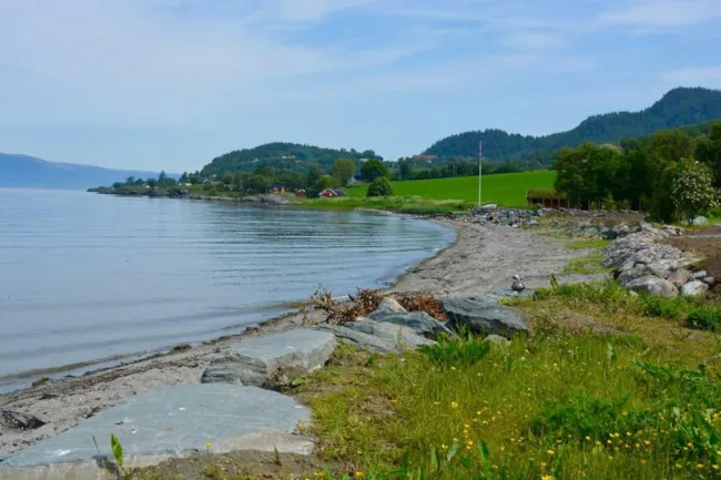 Sandstrand ved fjorden