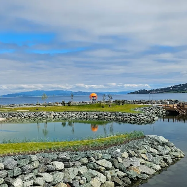 Foto av hvit sandstrand ved Grilstad med badebrygge