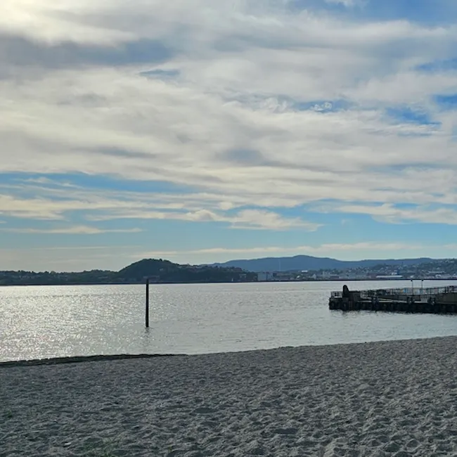 Foto av sandstranden på Munkholmen