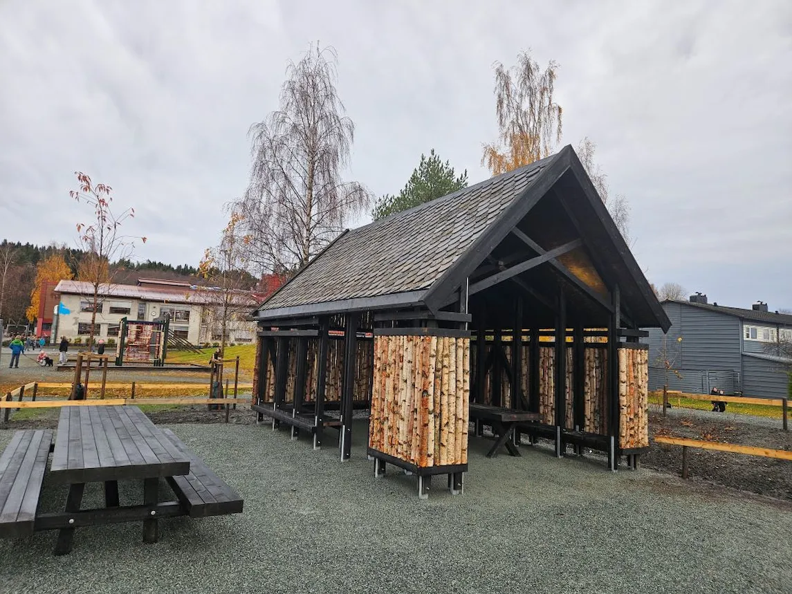 Benker og et åpent trehus