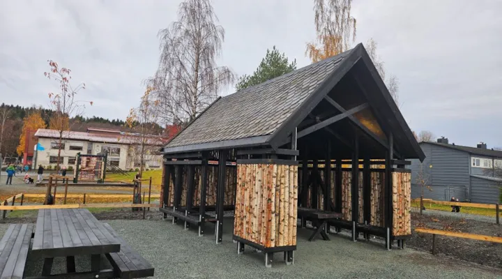 Benker og et åpent trehus