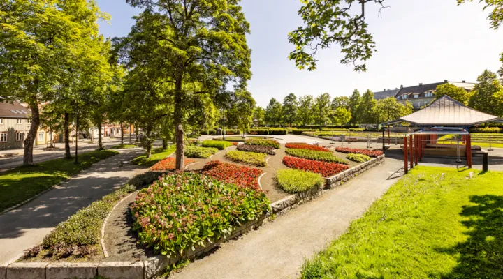Park med hekker og paviljong