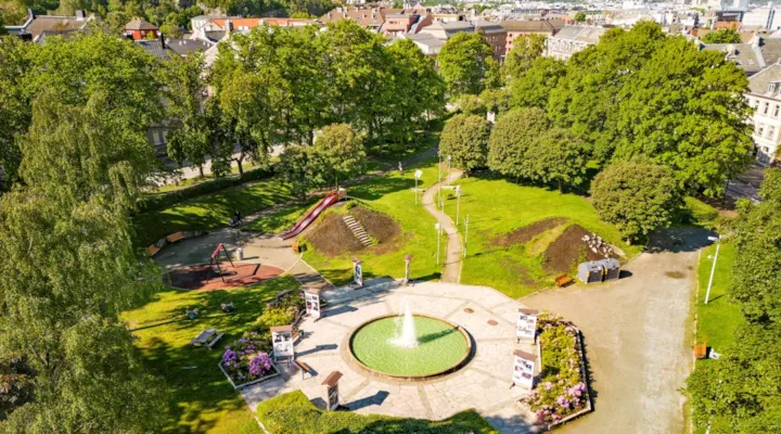 Oversiktsbilde med fontene og lekeapparater