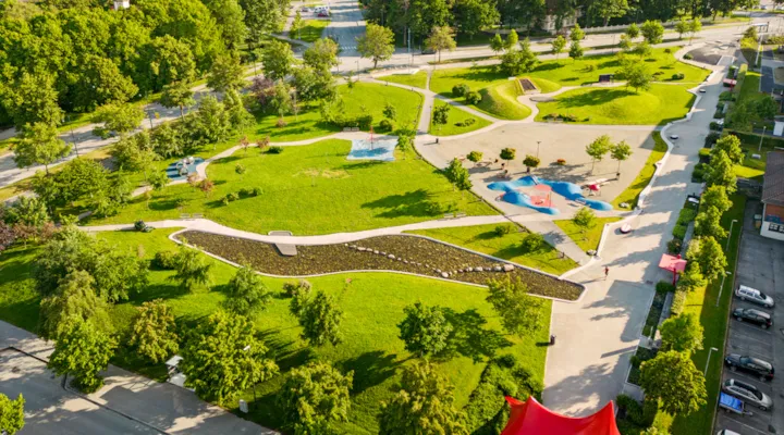 Oversiktsbilde av parken med sirkustelt og balanseleker