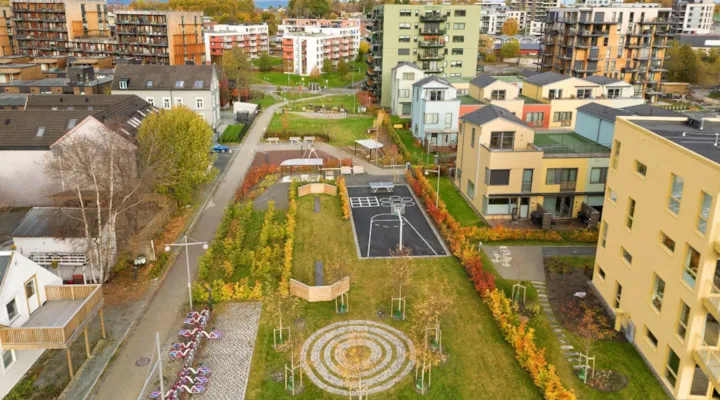Oversiktsbilde av park med ballbinge som ligger mellom boligblokker
