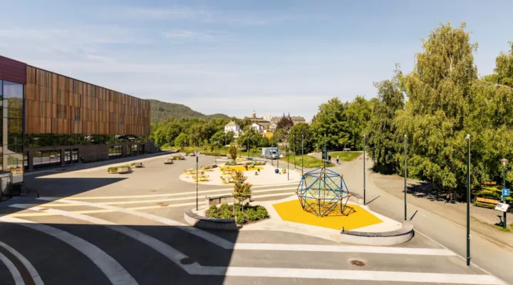 Lekeområde på asfalt utenfor Trondheim spektrum
