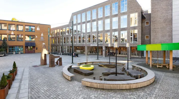 Lekeplass på brostein utenfor biblioteket