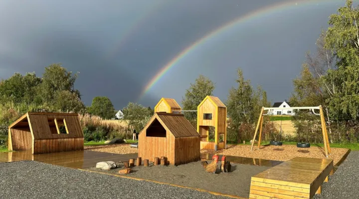 Små trehus laget for lek og et dissestativ