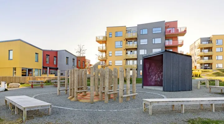 Lekeplass med gapahuk mellom boligblokker