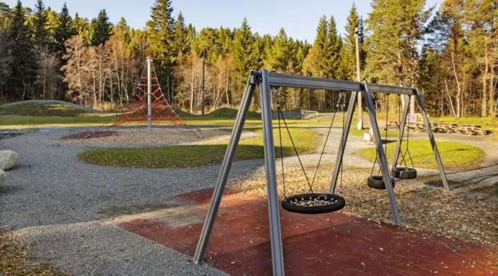 Dissestativ og klatretårn i en lekepark