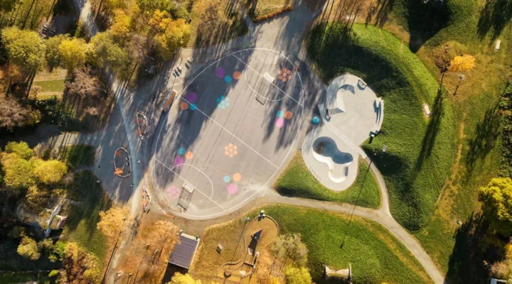 Oversiktsilde over parken med skateområde og lekeapparater