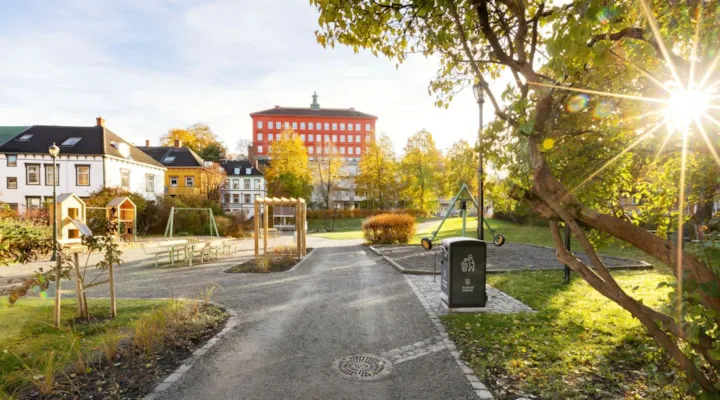 Park med benker og lekeapparater