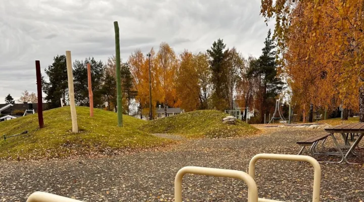 Lekebøyler, piknikkbord og en liten haug med stolper i ulike farger.