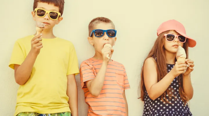 Bilde av tre barn som spiser is