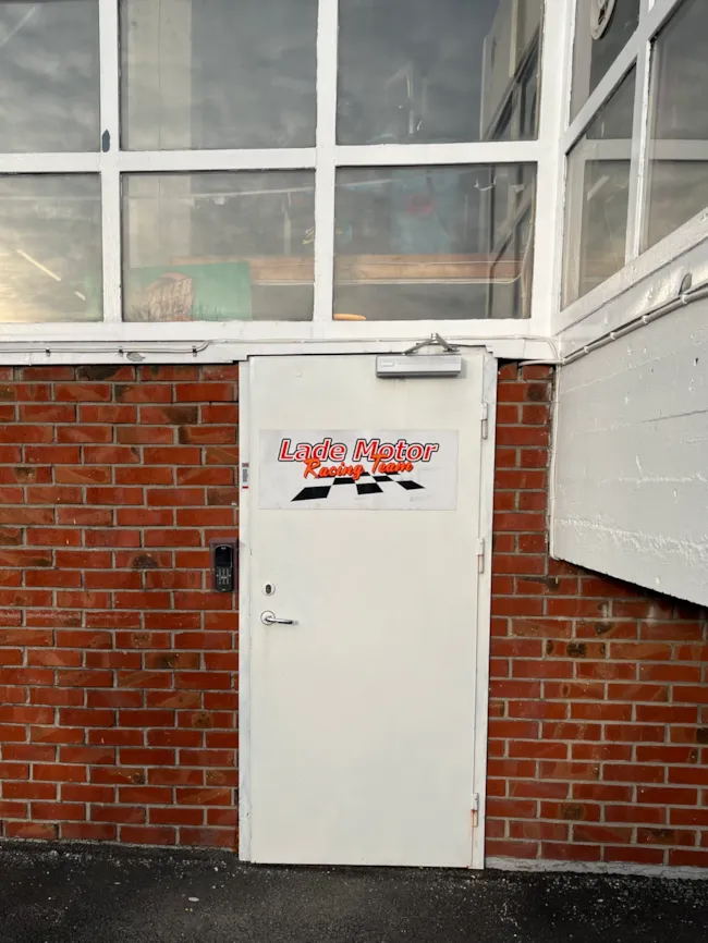 Bilde av inngangsdør til Lade Motor