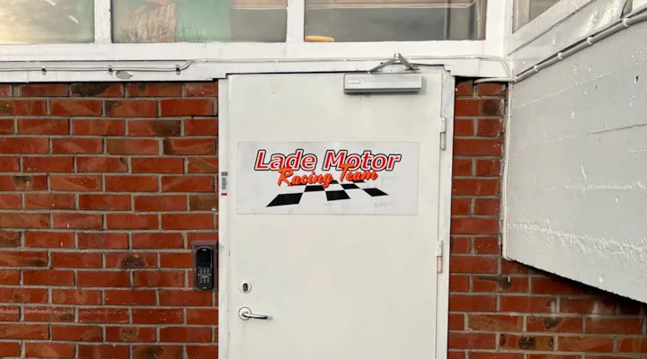 Bilde av inngangsdør til Lade Motor