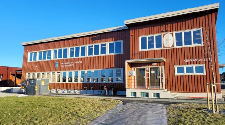 Bilde av fasaden på Rødbygget hvor Sunnland fritidsklubb holder til
