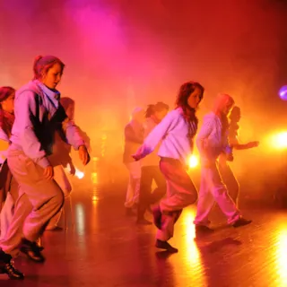 Bilde av ungdommer som danser