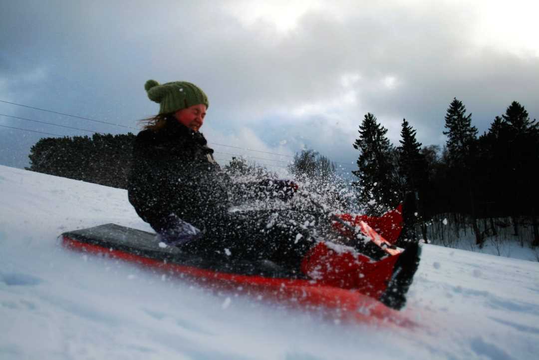 Jente p&aring; akebrett