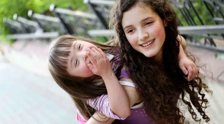 Bilde av to glade barn