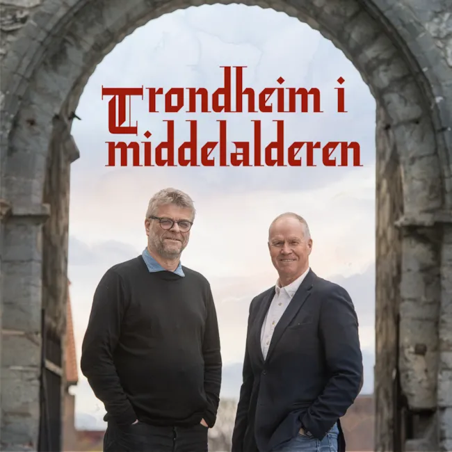 Professor Erik Opsahl og kulturdirektør Ola By Rise står under en portal i Erkebispegården