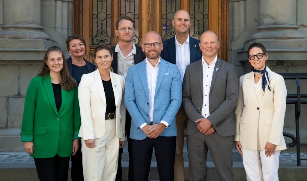 Byrådene samlet på rådhustrappa