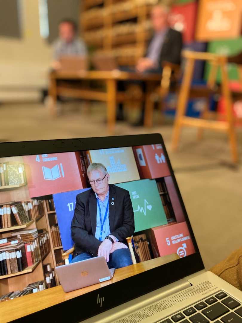 Illustrasjonsbilde av kommunedirekt&oslash;r Morten Wolden p&aring; en laptop