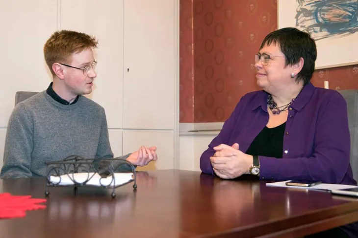 Mathias Kristiansen og Rita Ottervik snakker sammen ved et bord