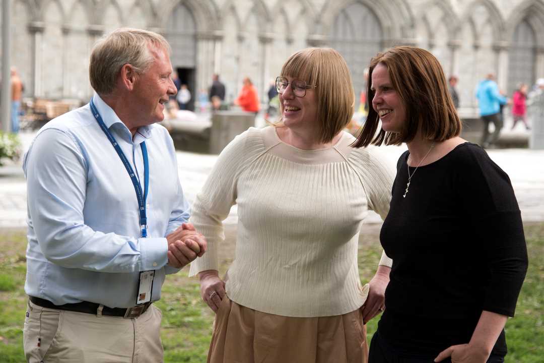 Kommunedirekt&oslash;r Morten Wolden og prosjektlederne Annemie Wyckmans (NTNU) og Silja R&oslash;nningsen (Trondheim kommune) foran Vestfronten