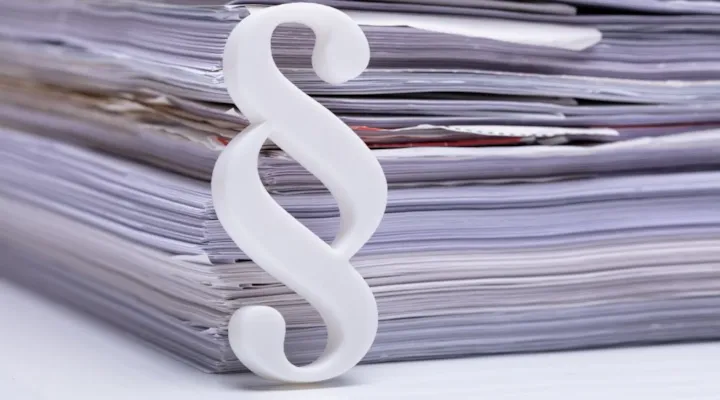En bunke med papirer med et paragraftegn foran