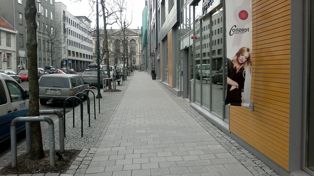 Søndre gate har universelt utformet fortau. Adskilt møbleringssone for trær, sykkelstativ mm. fungerer som en naturlig ledelinje