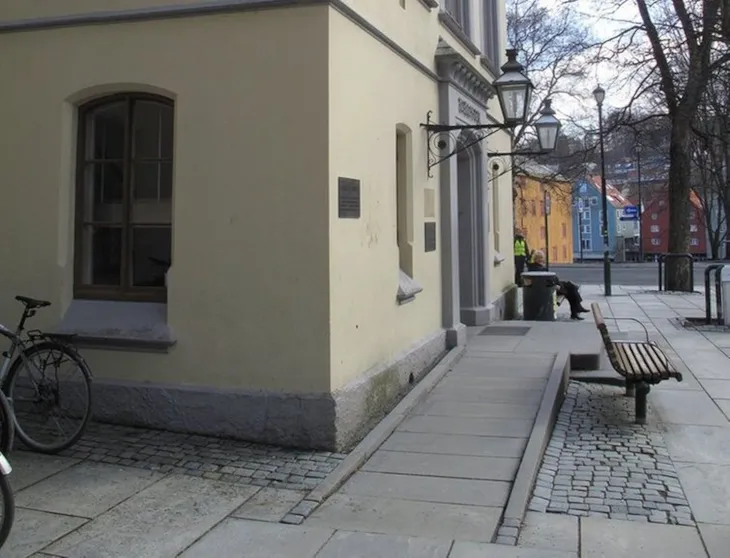 Rampe inn til Trondheim folkebibliotek gir rullestoltilgjengelighet. Rampa er tilpasset en verneverdig bygning