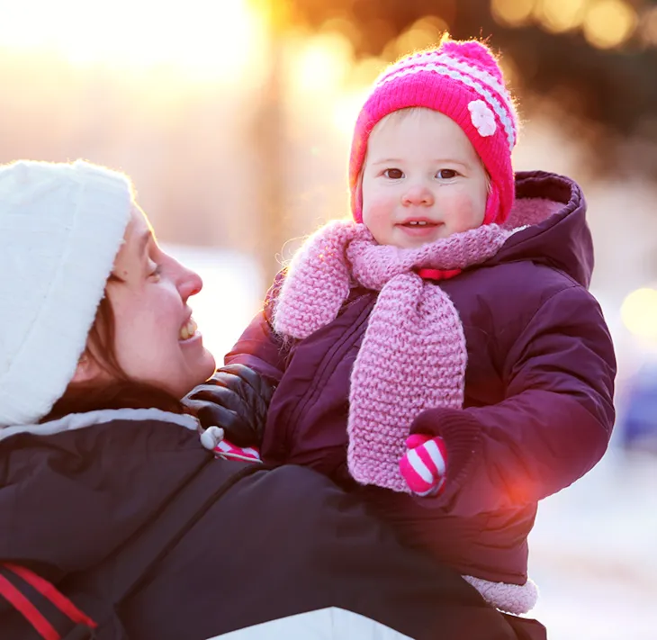 Mor og barn.ute i kulde. Foto og rettigheter: Shutterstock