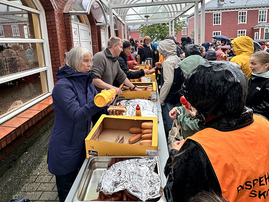 Folk serverer pølse