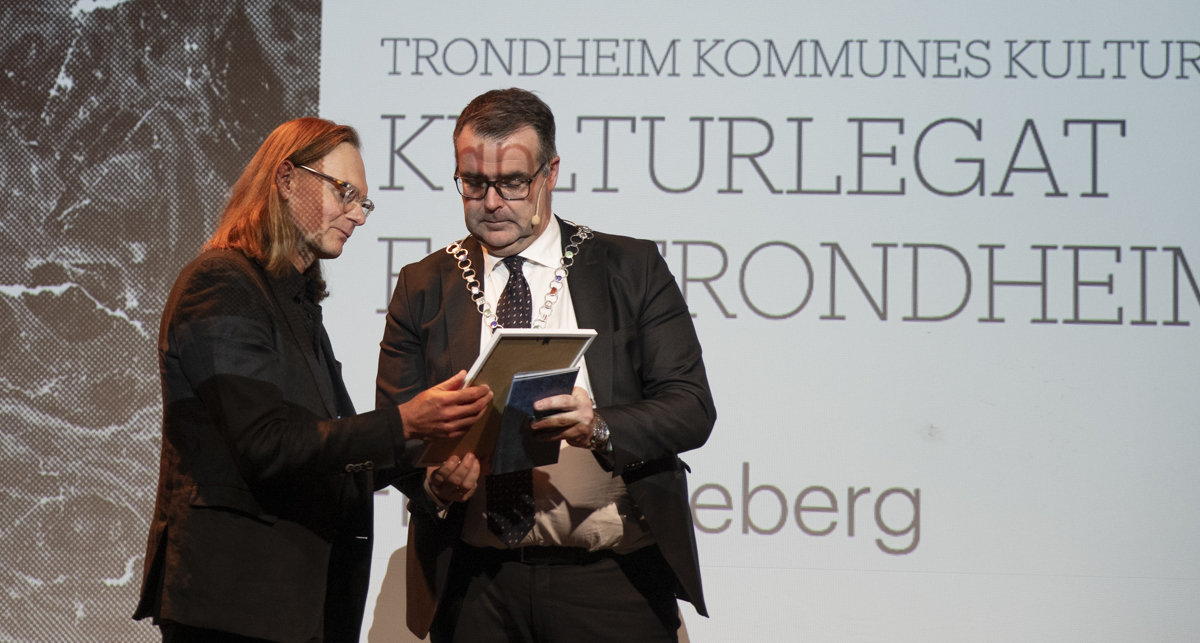 Kulturlegatmottaker Frank Ekeberg og ordfører Kent Ranum.