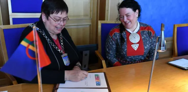 Ordfører Rita Ottervik og Sametingspresident Silje Karine Muotka signerer avtale.