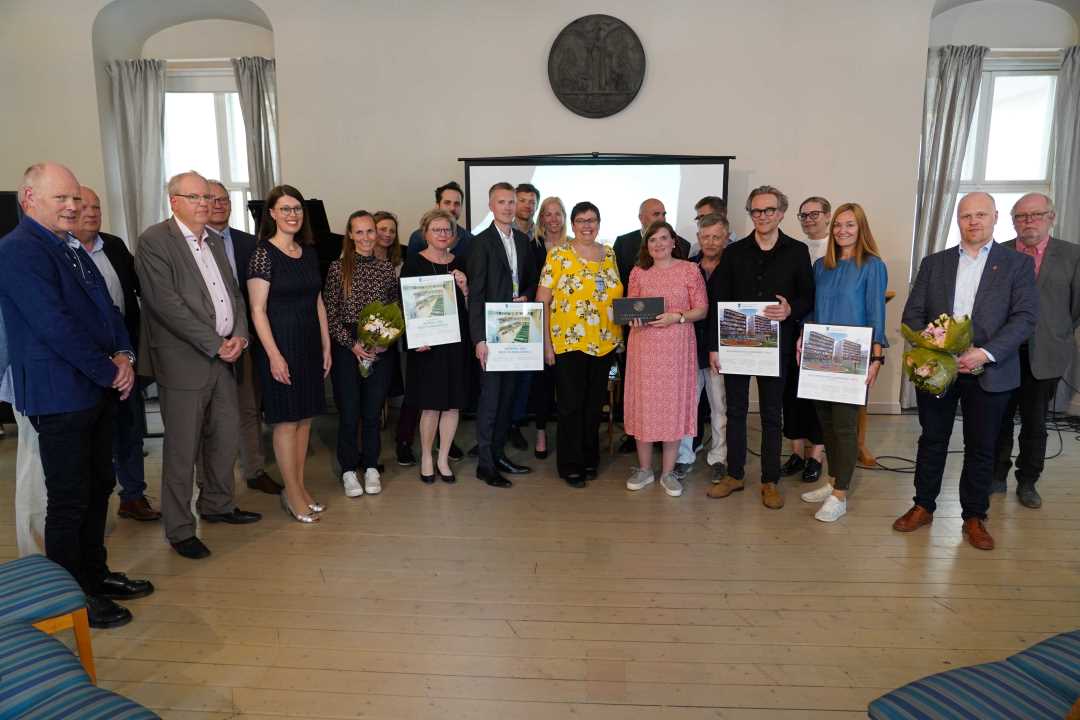 Alle prisvinnerne samlet sammen med ordf&oslash;rer Rita Ottervik