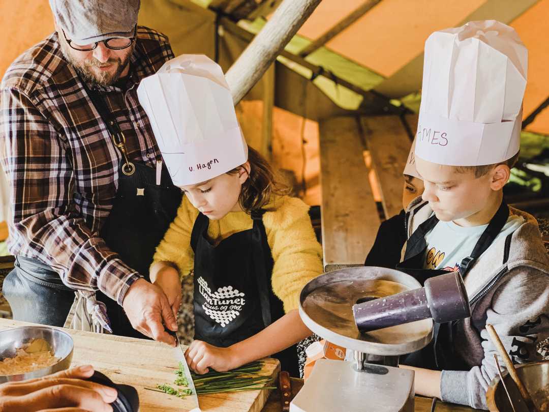 TIDLIG KR&Oslash;KES: P&aring; Liantunet f&aring;r ogs&aring; de yngste pr&oslash;ve seg p&aring; matlaging.