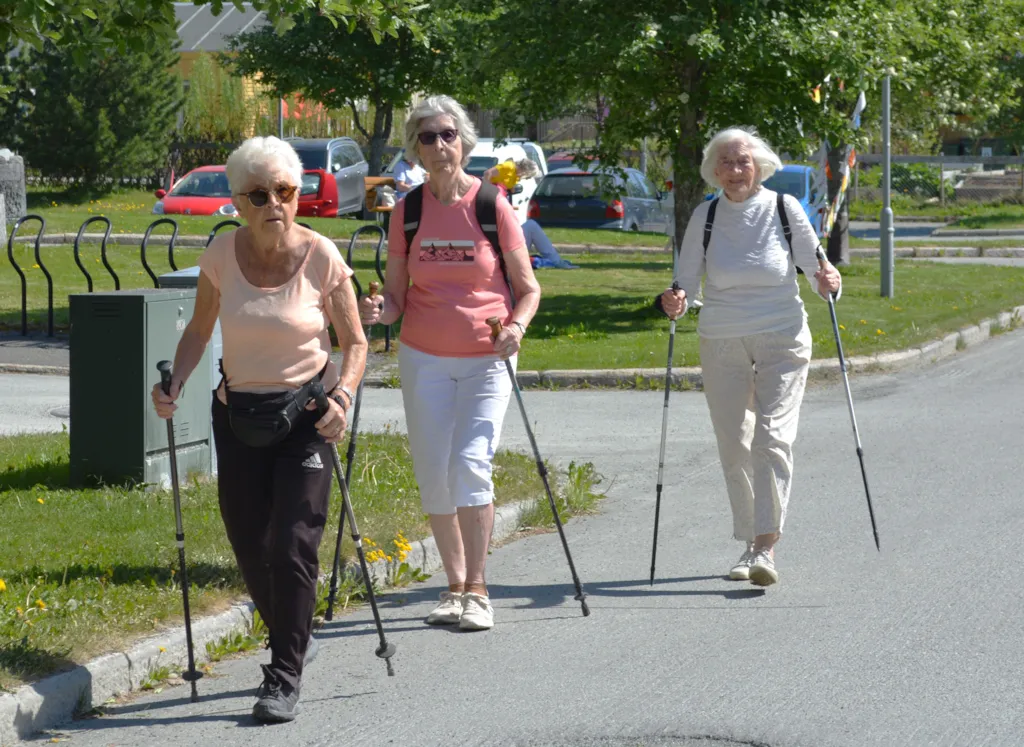 Tre eldre damer går tur med staver